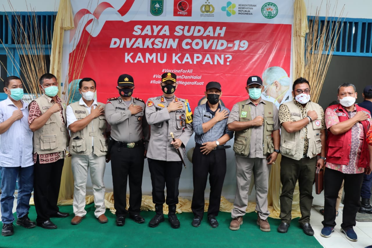Kapolres Pelalawan Tinjau Vaksinasi Massal Nasional di PT Serikat Putra
