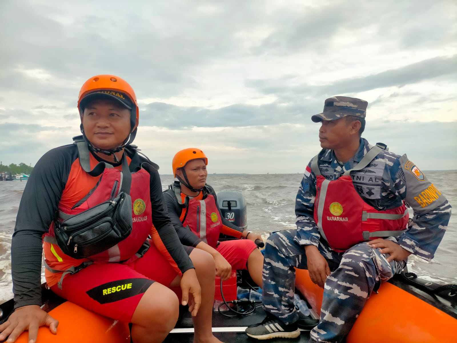 Terpeleset dari Buritan, ABK KM Kurnia Belum Ditemukan Usai Terjun di Pelabuhan Buton