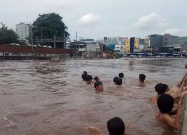 Risiko Ini Mengintai Anda Jika Berendam di Air Banjir