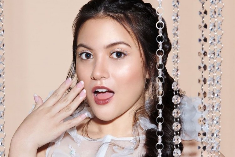 Marsha Aruan Dibaptis, Banjir Pujian dan Jawab Isu Pindah Agama