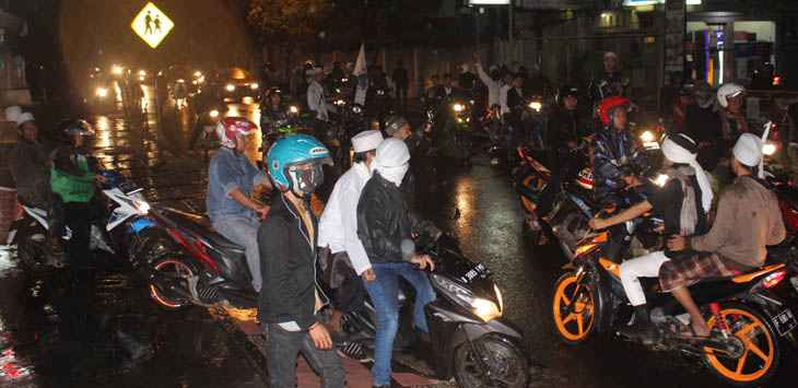 Puluhan Anggota Geng Motor Serang Warnet dan Rumah Warga