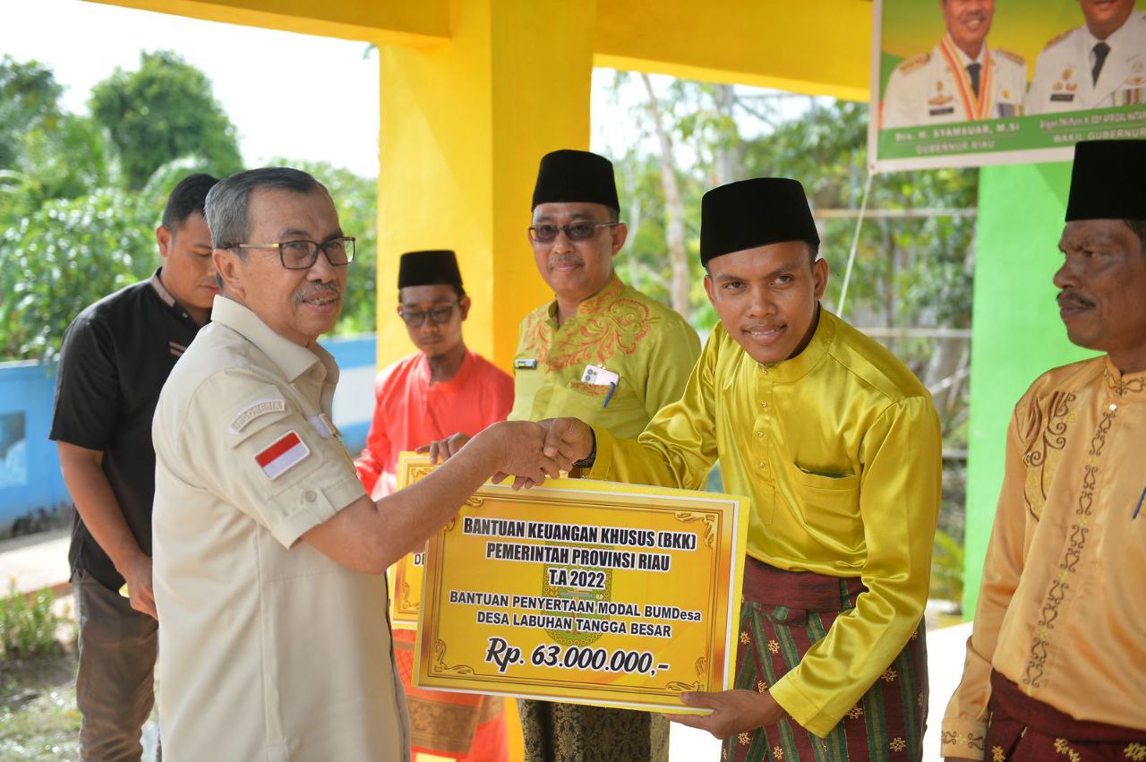 Kunker ke Rohil, Gubernur Syamsuar Serahkan Bantuan Keuangan Khusus Desa