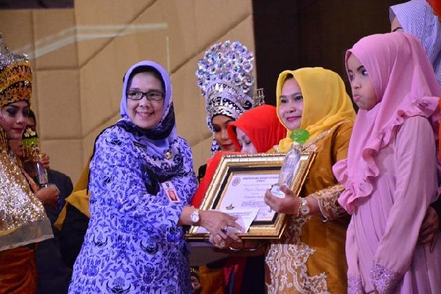 Kasmarni Amril Terima Penghargaan Anugerah Baiduri