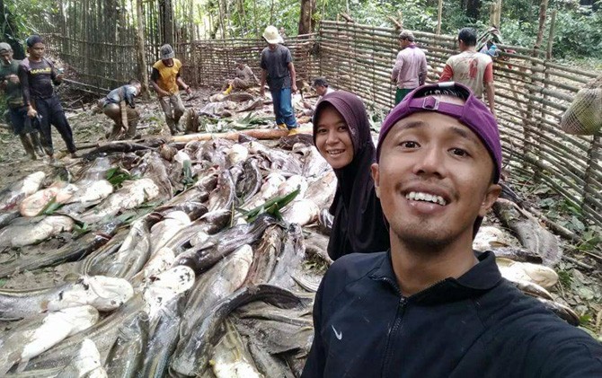 WOW! Air Sungai Mengering, Warga Panen Ikan-Ikan Besar, ini Fotonya..