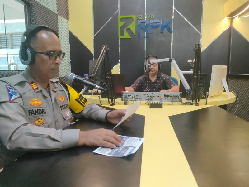 Kasat Lantas Polres Siak Sosialisasikan Keselamatan Lalu Lintas Jelang Pemilu 2024 melalui Radio RPK