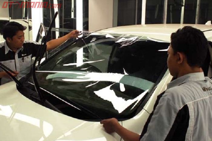 Benarkah Kaca Film Bikin Sinyal HP Hilang di Dalam Kabin?