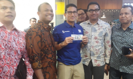 Keren! Sandiaga Tukarkan Uang Dolar Miliknya