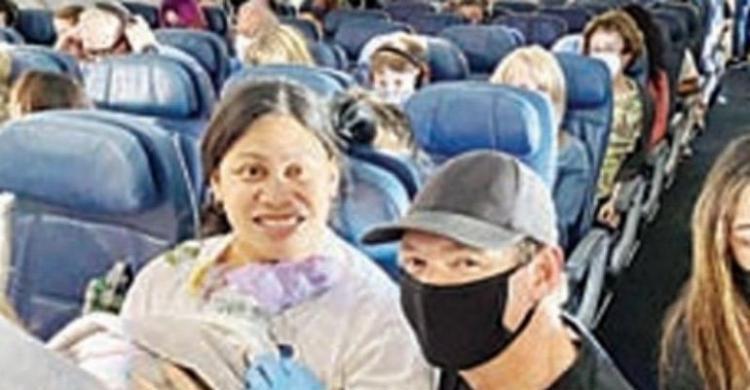 Wanita Melahirkan Di Ketinggian 30 Ribu Kaki