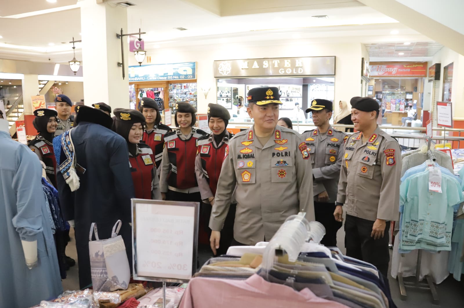 Kapolda Riau Ikut Patroli, Pantau Keamanan Pusat Belanja