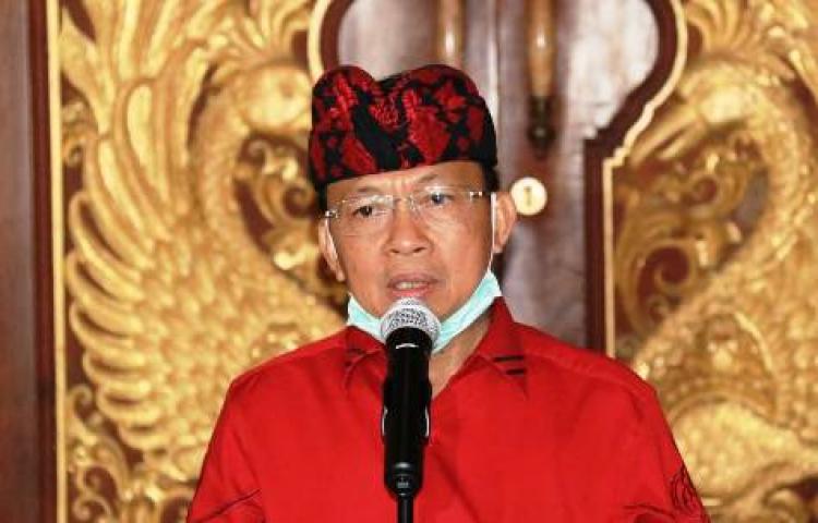 Duh! Viral Acara PDIP Bali Tiup Lilin Buka Masker dan Suap-suapan Satu Sendok