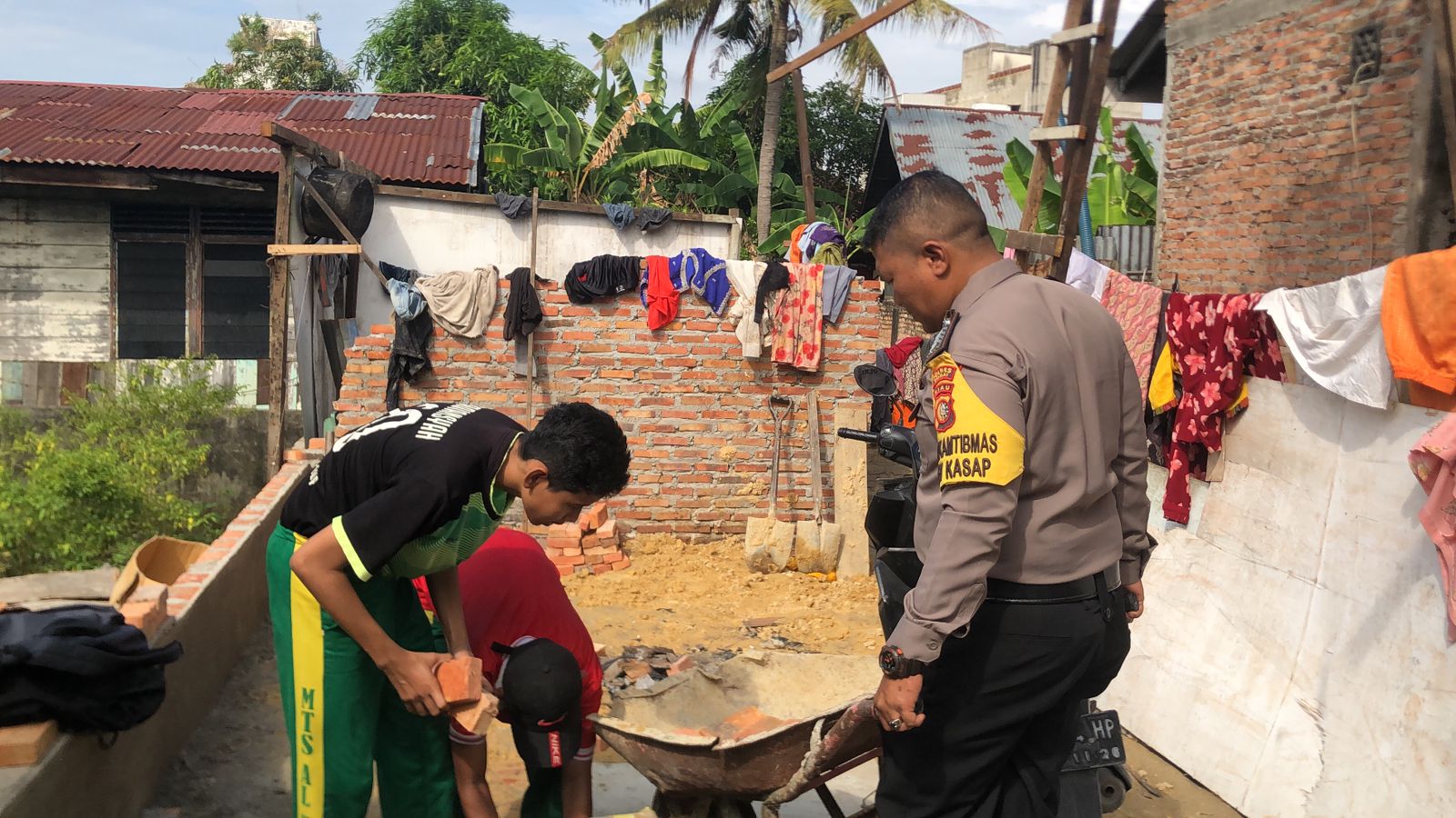Colling System Pemilu, Polres Dumai Renovasi Rumah Warga