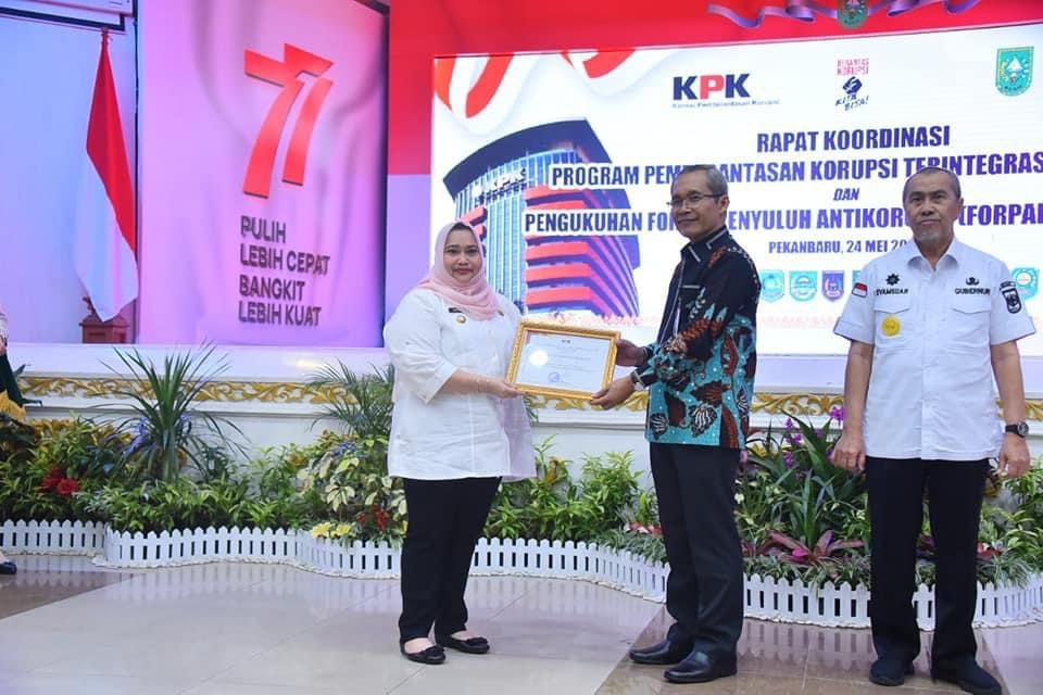 Sukses Tertibkan Aset, Bupati Kasmarni Terima Apresiasi dari KPK