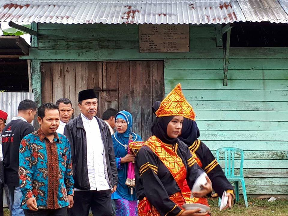 Rasa Kebersamaan Membuat Syamsuar Tolak Dipayungi Saat Hujan