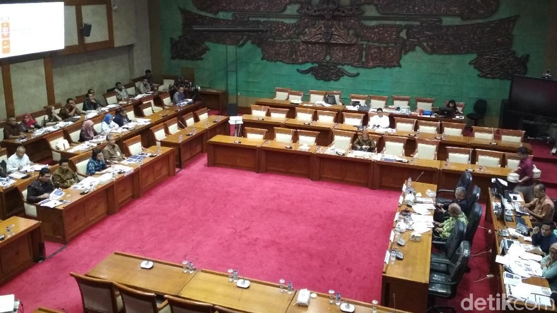 Hadiri Rapat Bersama anggota DPR, Sri Mulyani Dipuji Makin Cantik