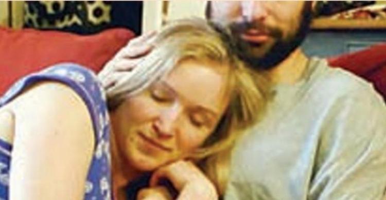 LDR Dengan Suami, Istri Sewa Jasa Tukang Peluk