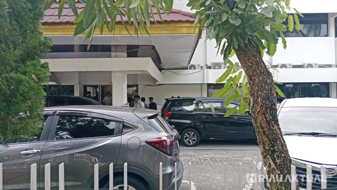 Pengembangan Kasus OTT, Tim KPK Geledah Kantor BPKAD Riau Selama 5 Jam