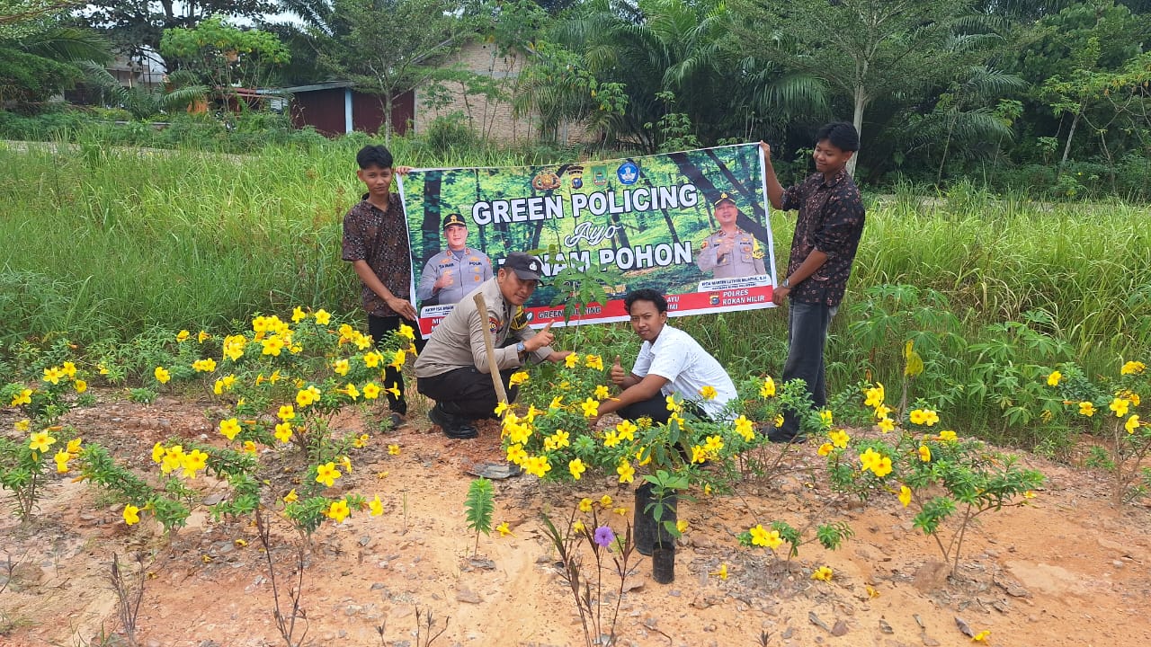 Polsek Rimba Melintang Green Policing dengan Tanam Pohon di Masjid Hidayahtuloh