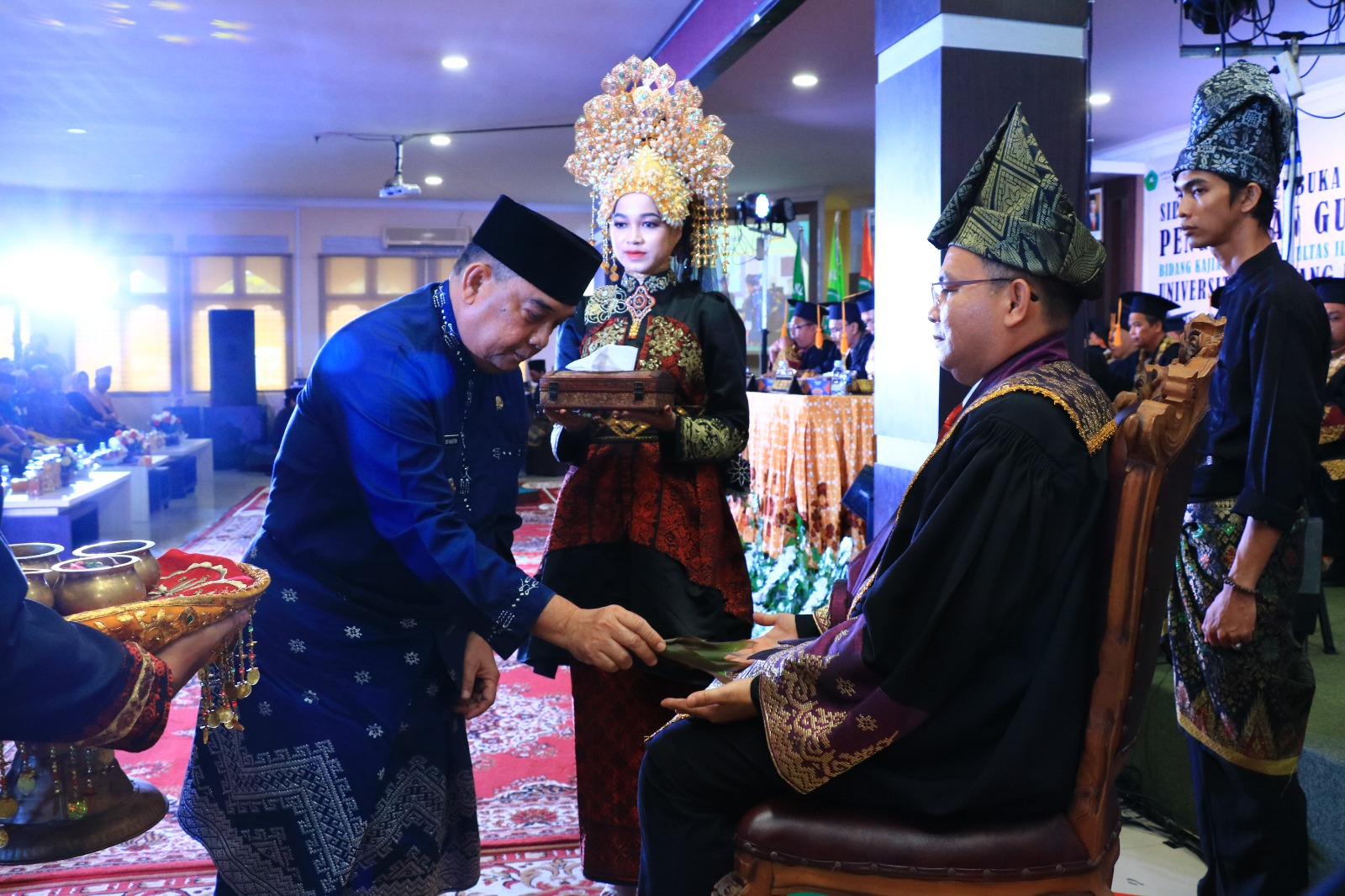 Dengan Tradisi Melayu, Gelar Rektor Unilak Profesor Junaidi Dikukuhkan