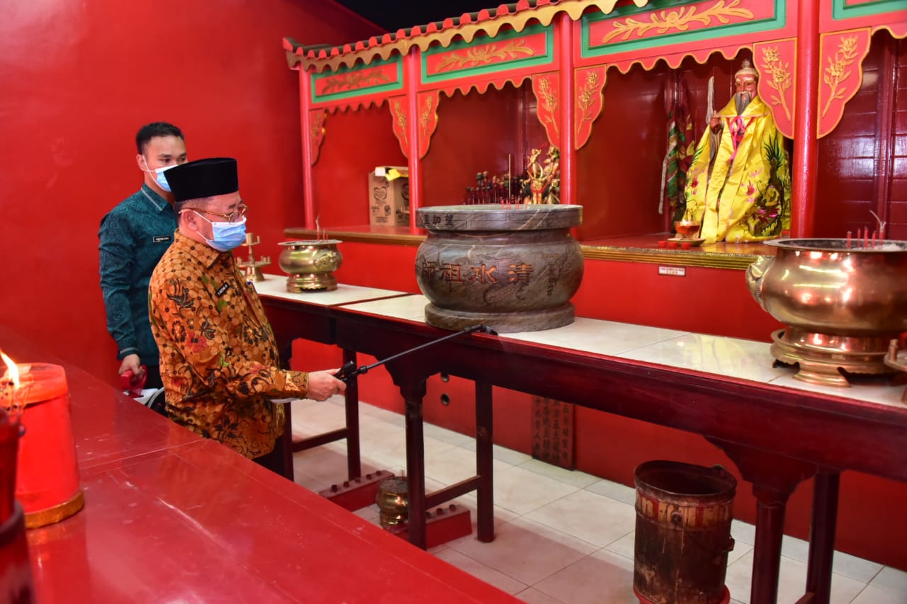 Cegah Covid-19, PLH Bupati H Bustamy HY Ikut Semprot Desinfektan Sejumlah Lokasi
