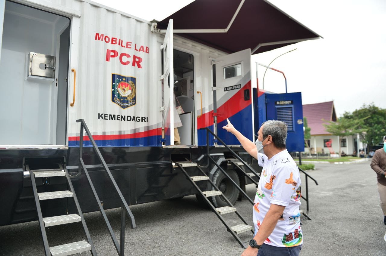 Gubri Terima Mobil Lab PCR dari Kemendagri