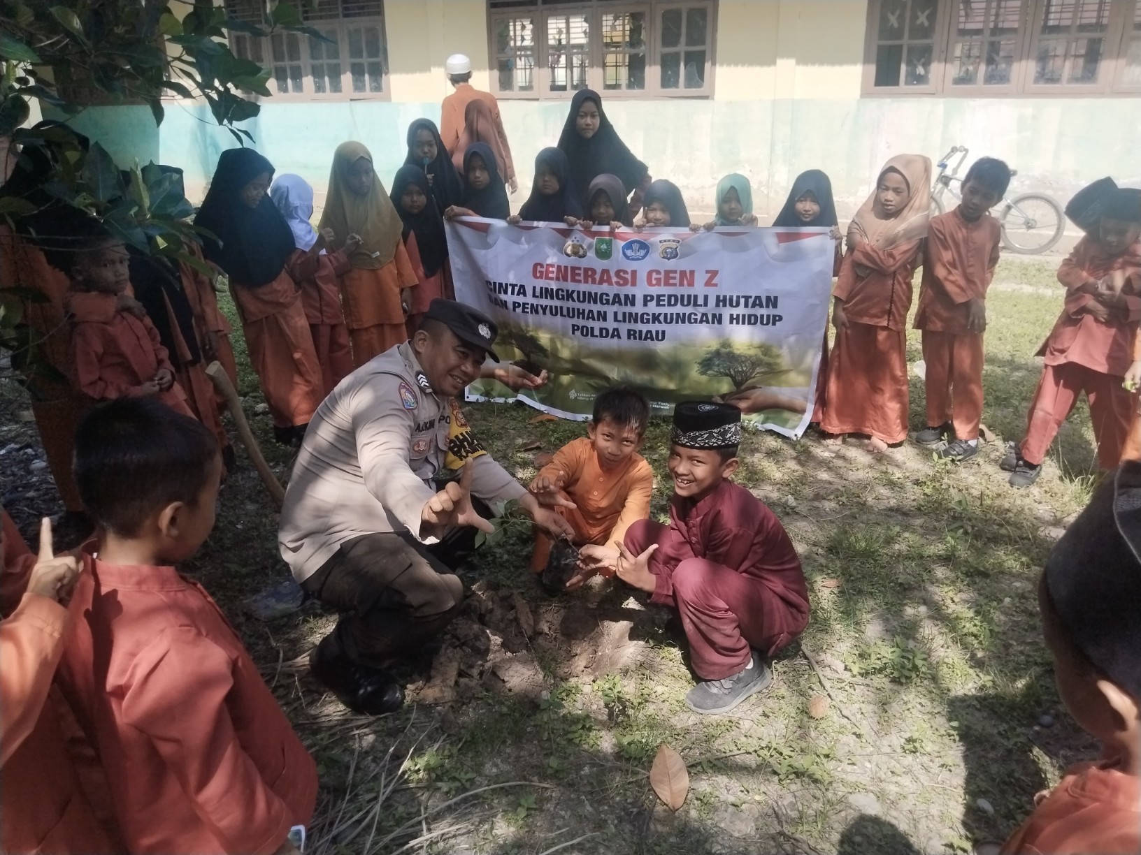 Green Policing, Pelajar SD Antusias Tanam Pohon Bersama Polsek Rimba Melintang