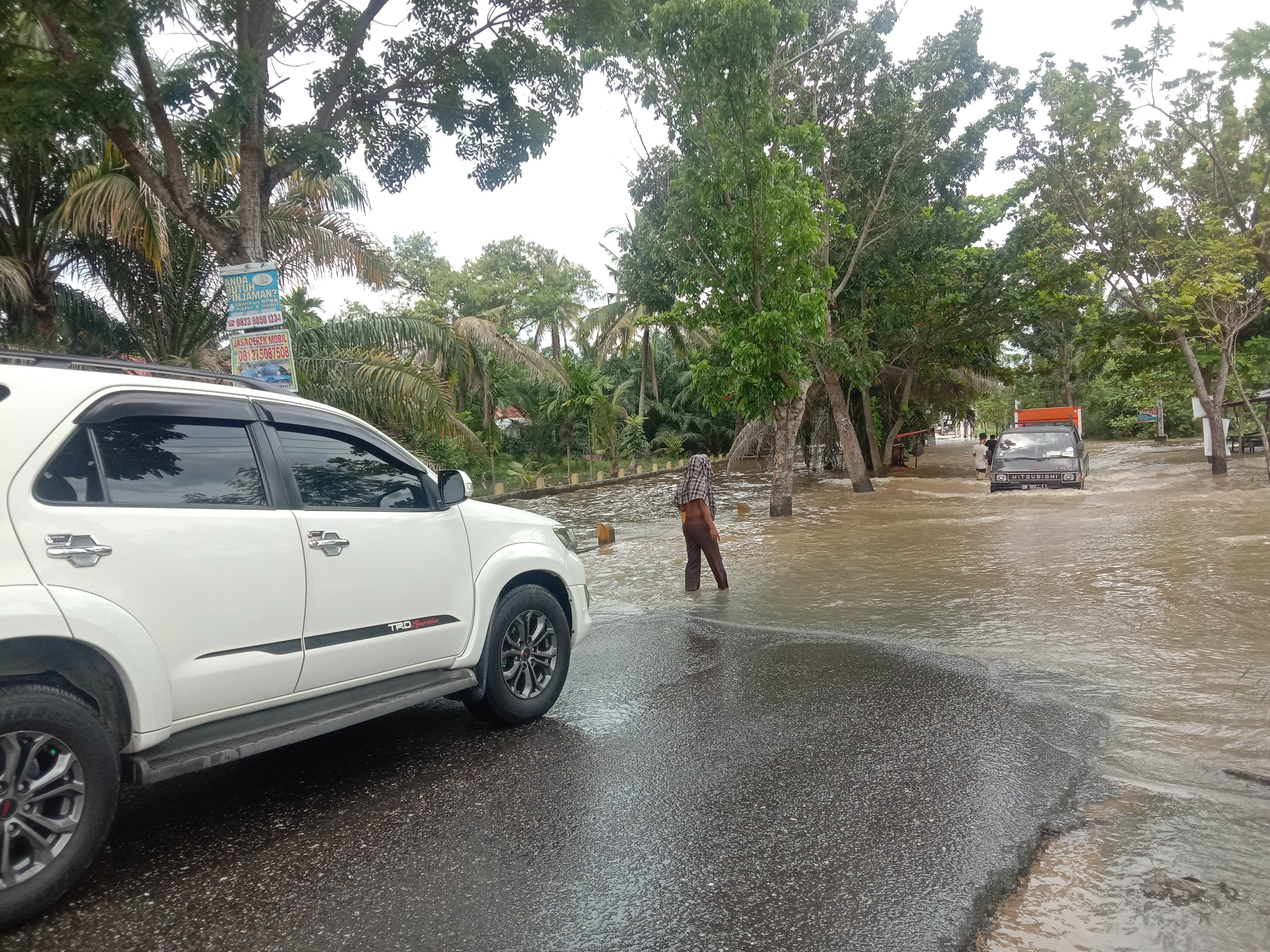 Luapan Sungai Batak Rendam Jalan Lembah Raya Kecamatan Tenayan Raya