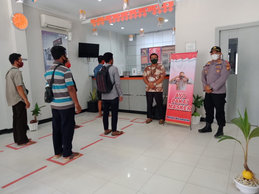 Datangi Bank BRI, Polsek Kerumutan Pasang Banner Wajib Pakai Masker