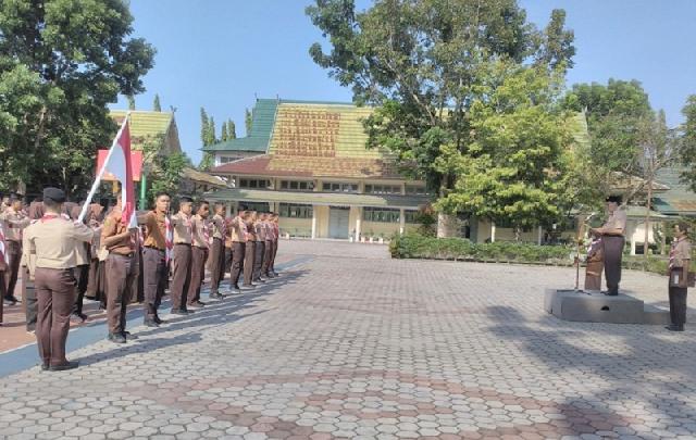 Azali Johan Lantik Penegak Bantara Pramuka SMAN Plus