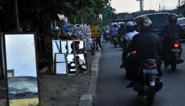 Dewan Minta Satpol PP Bersihkan Trotoar Jalan Dari Pedagang