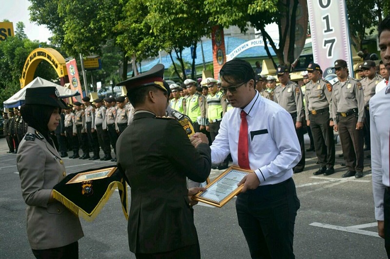 46 Polisi di Pekanbaru Terima Penghargaan Pada Upacara Hari Sumpah Pemuda
