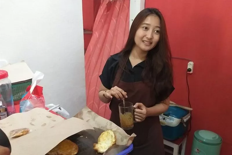 Ada Pramugari Cantik Buka Warkop di Tikungan Jalan, Pelanggan: Rasanya Bisa Semriwing