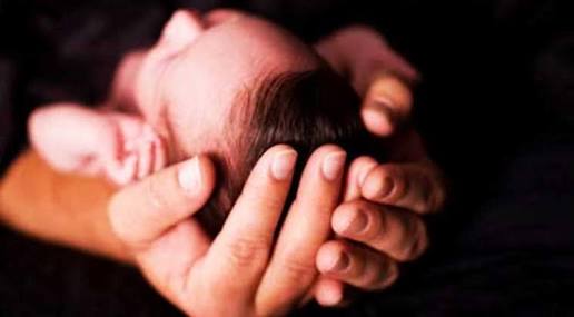 Pemulung Ini Bawa Bayi Yang Ditemukan di Semak ke Puskesmas Karena Takut Sakit