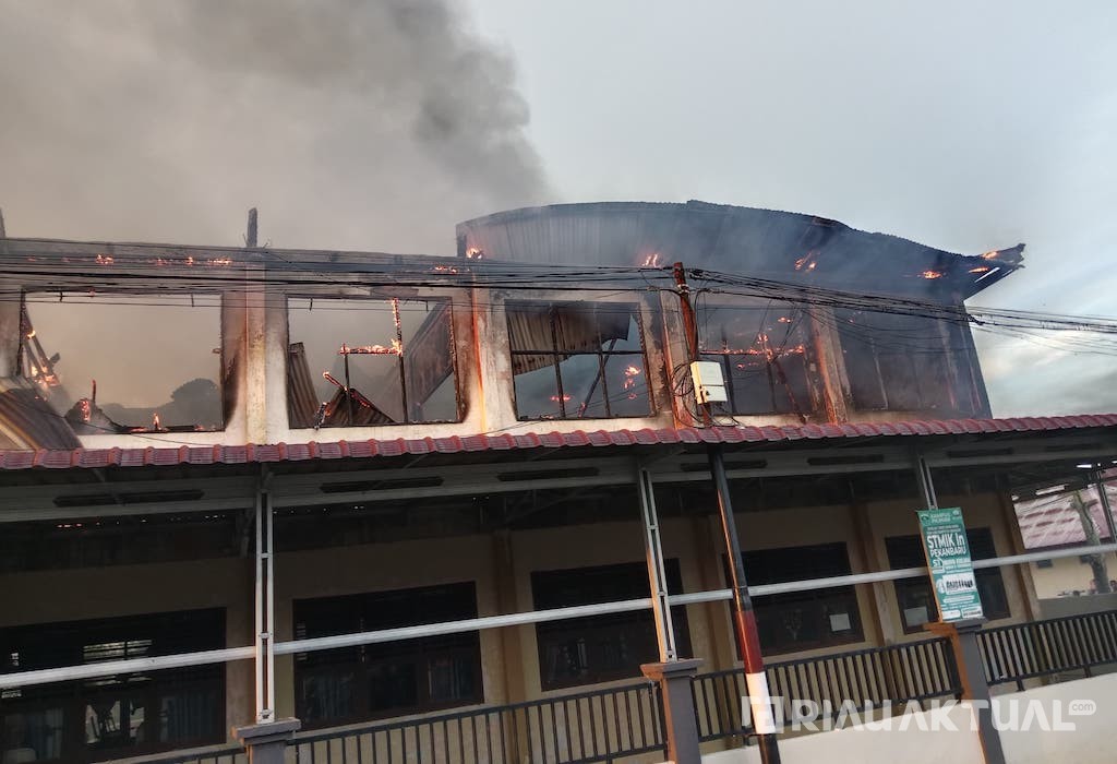 Si Jago Merah Lahap SMA 1 Tebing Tinggi Meranti, Damkar Kewalahan