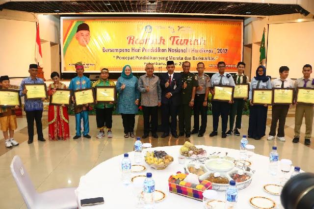 Hardiknas 2017, Siswa-Siswi dan Guru Berprestasi di Riau Diberi Penghargaan