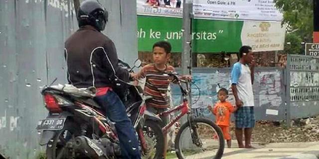 Aksi berani bocah SD, setop pemotor naik trotoar pakai sepeda