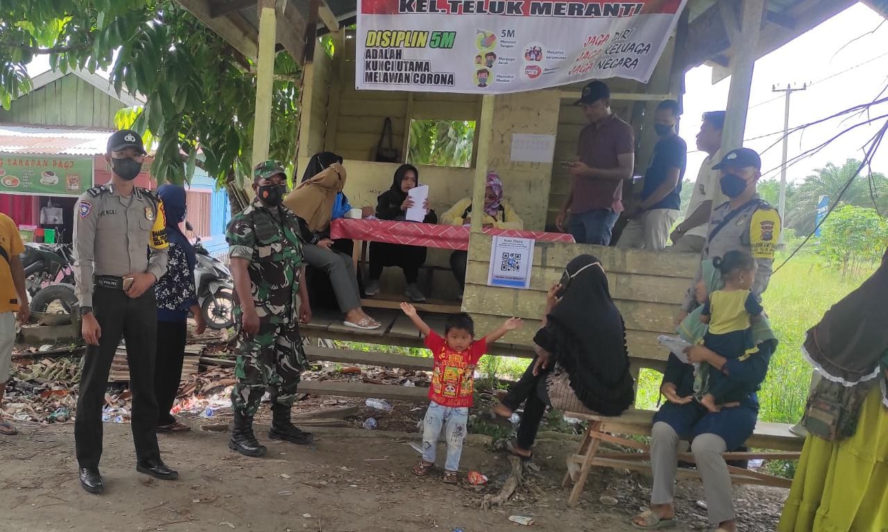 Gelar Vaksinasi di Posko PPKM, Polsek Teluk Meranti Lakukan Pengamanan