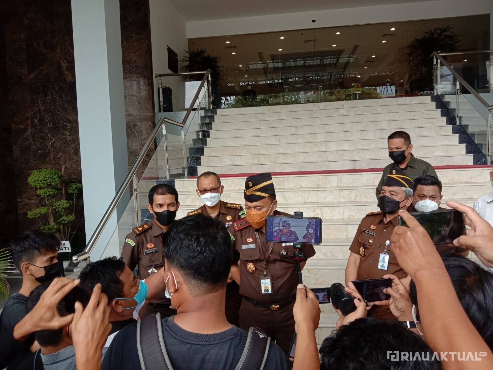 Jaksa Tahan Dekan FISIP Unri Nonaktif Syafri Harto