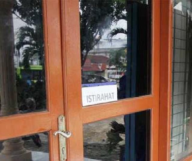 Jam Istirahat, Pintu Kantor Camat Sukajadi Ditutup