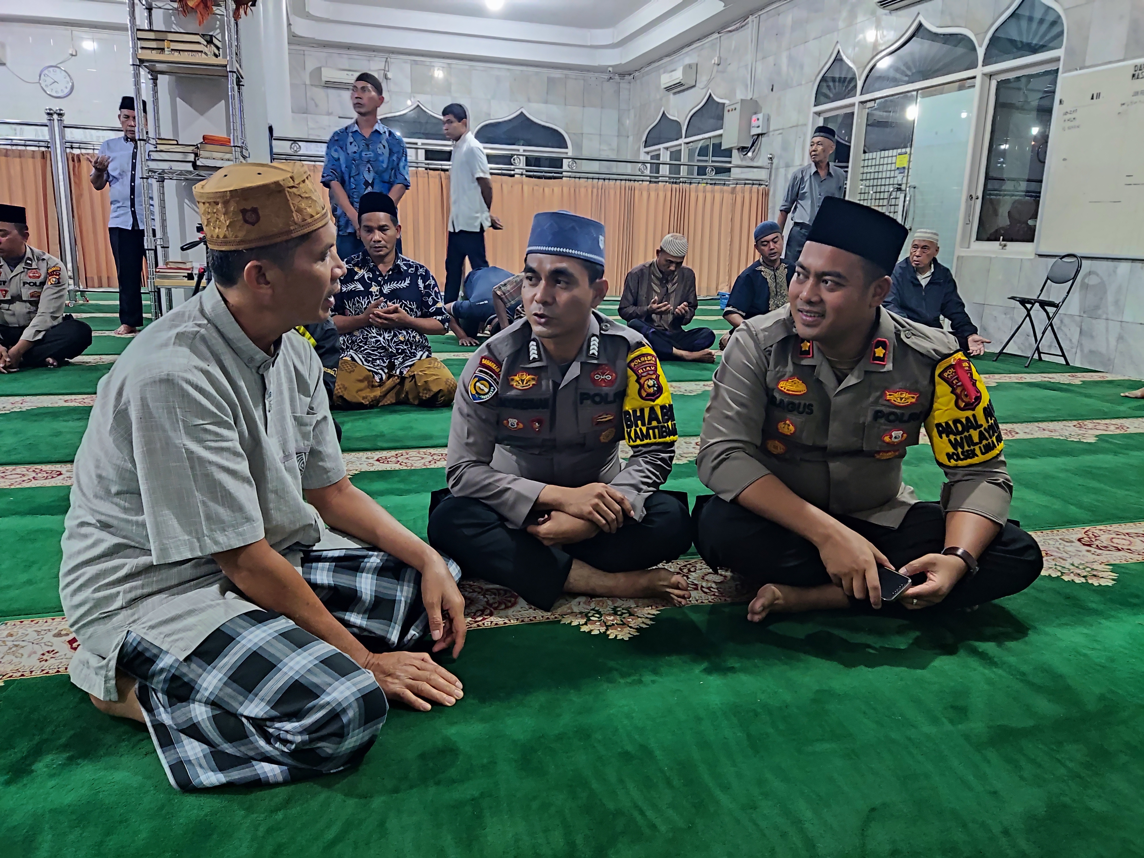 Usai Sholat Berjamaah, Kapolsek Limapuluh Sosialisasi Pemilu 2024