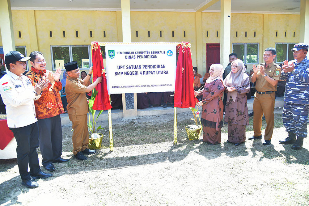 Bupati Resmikan SMPN 4 Rupat Utara