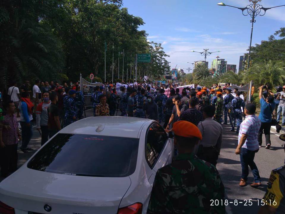 Breaking News : Neno Warisman Dicegat Massa di Bandara SSK II Pekanbaru