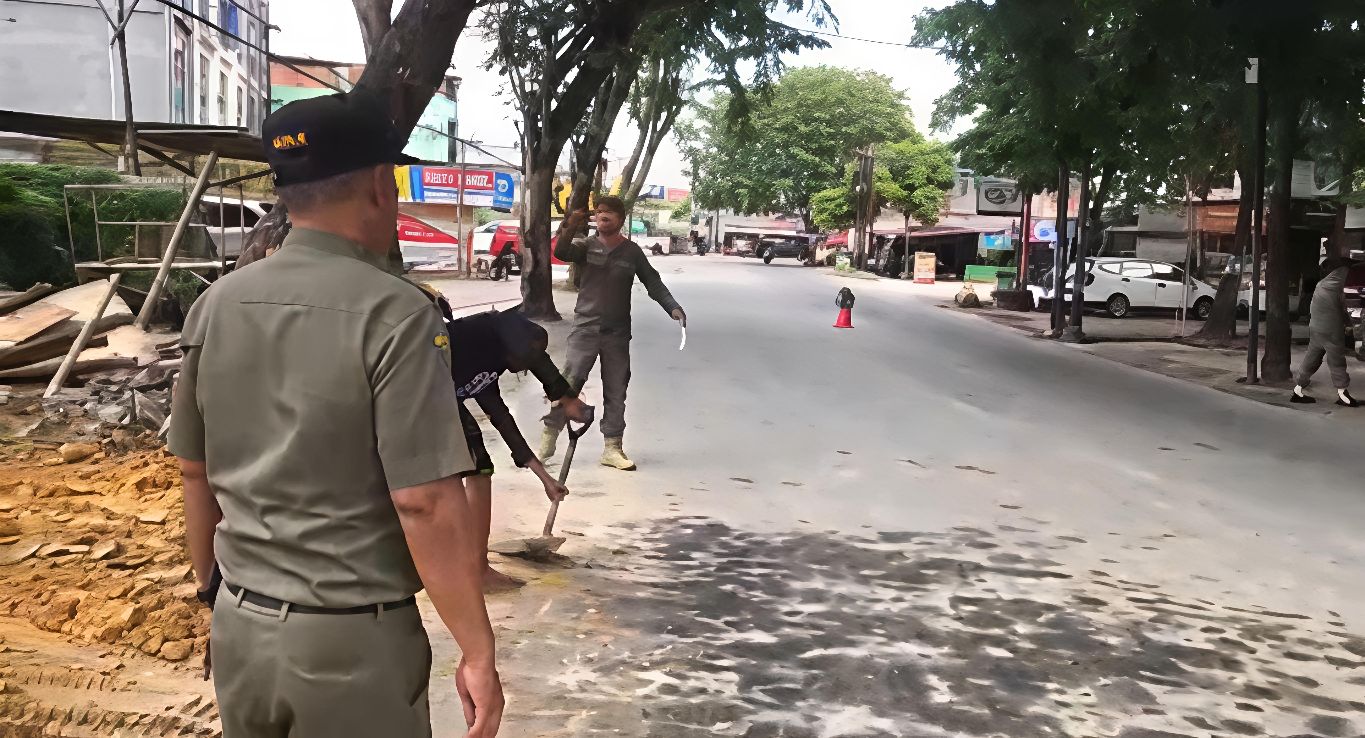 Ceceran Tanah Timbun di Jalan Paus Ganggu Warga, Satpol PP Pekanbaru Turun Tindak Pemilik Lahan