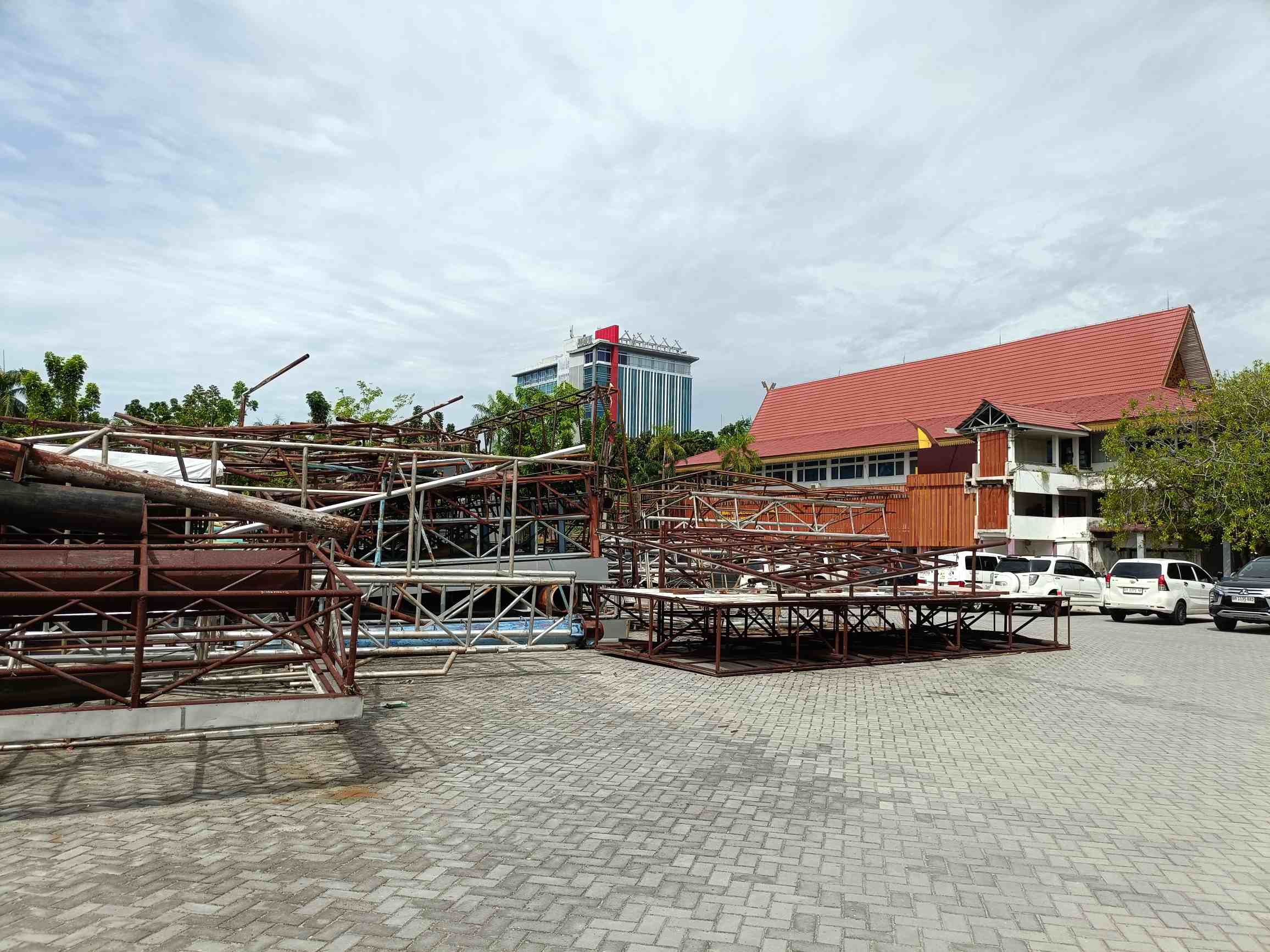 Penertiban Tiang Reklame Tak Berizin di Pekanbaru Terus Berlanjut