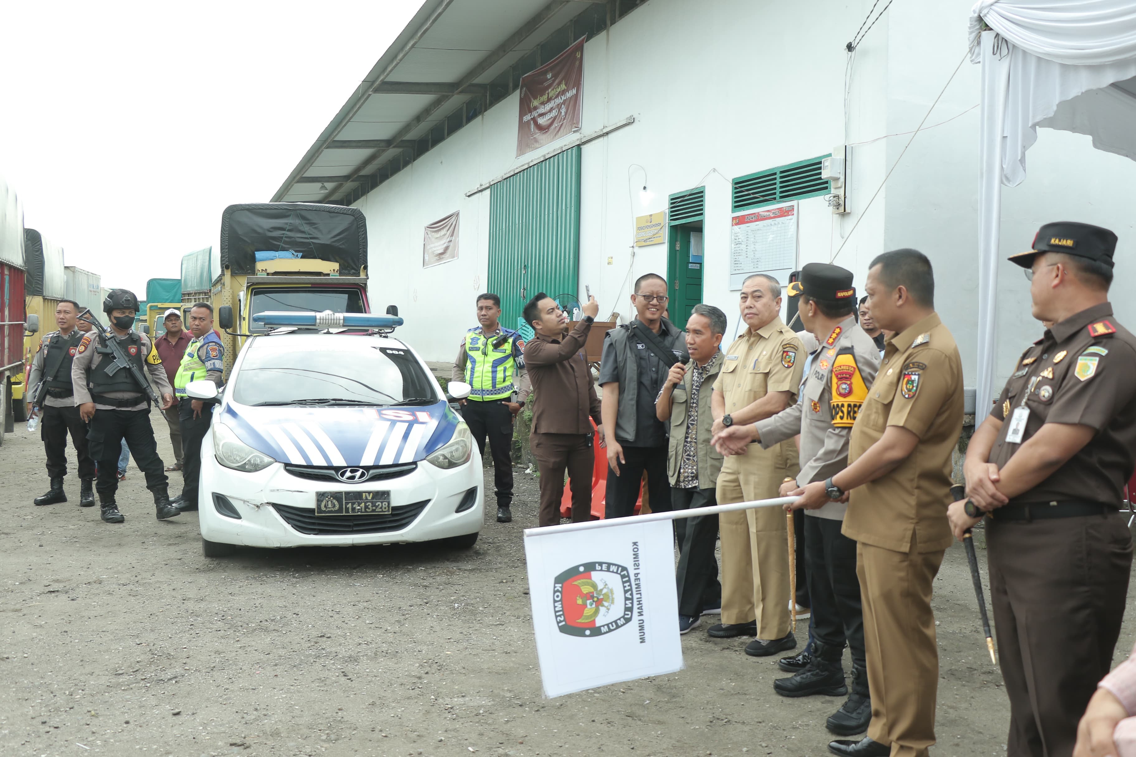 Pj Walikota Pekanbaru Lepas Distribusi Logistik Pemilu 2024