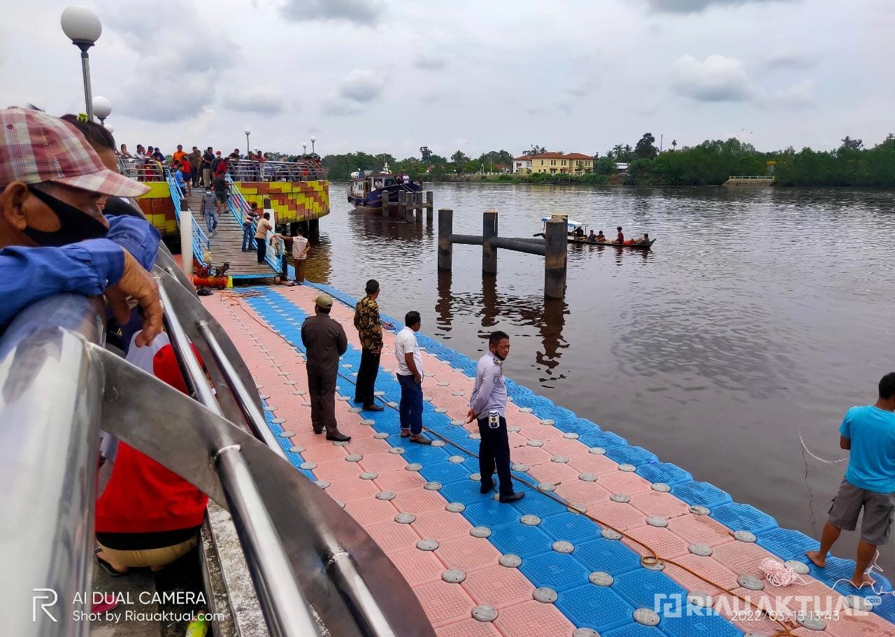 Turuni Turap, Nenek Ong Giok Terlempar ke Sungai Siak