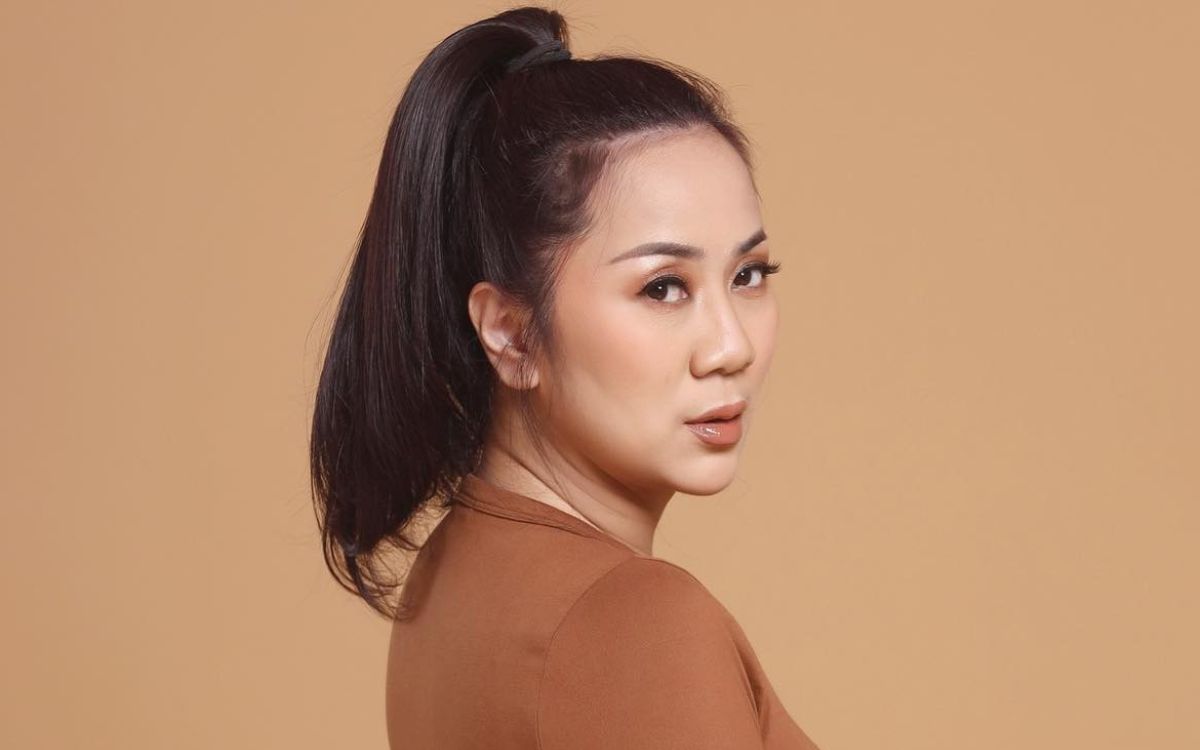 Potret Tante Ernie Rebahan di Ranjang Curi Perhatian