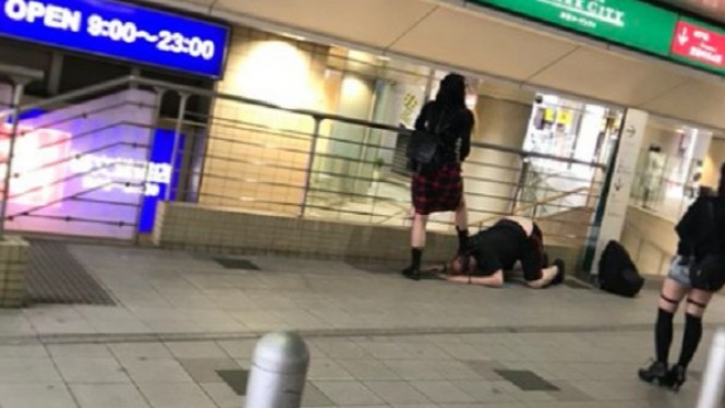 Heboh Gadis-gadis di Jepang Menginjak Orang Asing