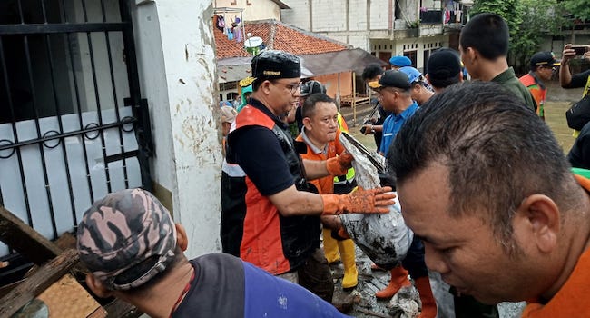 Pungut Lumpur, Tanpa Jijik Anies Estafetkan Sampah Bareng Warga