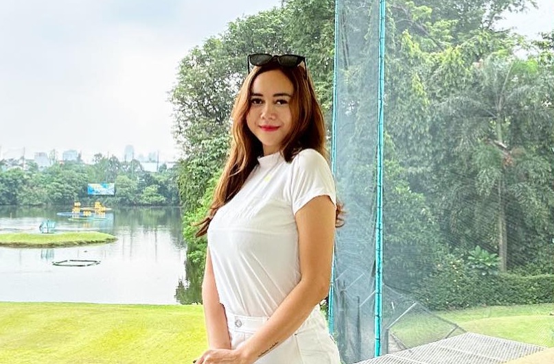 Aura Kasih Pamer Body Goals Sambil Main Golf, Bikin Netizen Salfok!