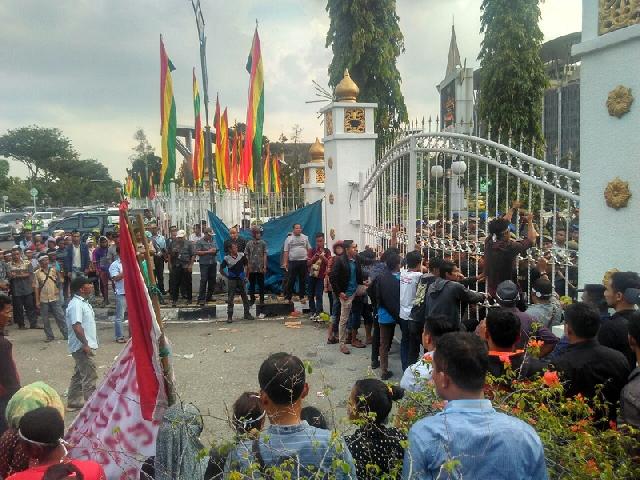 Ratusan Suku Sakai Dobrak Pintu Pagar Kantor Gubernur